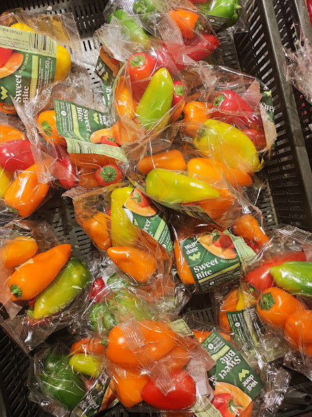 Materiāli un piederumi, kas paredzēti saskarei ar pārtiku, ir Regulā (EK) Nr. 1935/2004 minētie produkti, materiāli un piederumi, kas paredzēti tiešai vai netiešai saskarei ar pārtiku. Tie ietver pārtikas iepakojumu, galda piederumus un aprīkojumu, pārtikas pārstrādes iekārtas, ražošanā izmantojamos materiālus, tipogrāfijas krāsas, lakas un līmes, nosaka prasības iepakojuma materiālu kvalitātei un kontrolei, riska pārvaldībai, līgumu pārbaudei, produktu drošībai un kvalitātes uzlabošanai.
