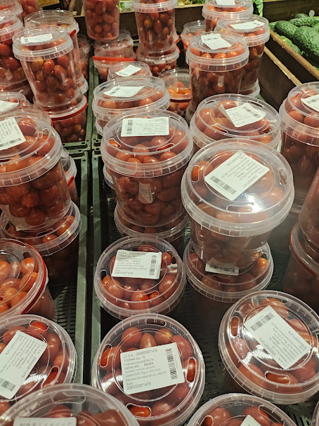 Матеріали та приладдя, призначені для контакту з харчовими продуктами, означають продукти, зазначені в Регламенті (ЄС) № 1935/2004, матеріали та приладдя, призначені прямо або опосередковано для контакту з продуктами харчування. До них відносяться, упаковка для харчових продуктів, столові прилади та обладнання обладнання для харчової промисловості приладдя, що використовуються для контактних матеріалів у виробництві, друкарські фарби, лаки та клеї встановлює вимоги до якості та контролю пакувальних матеріалів управління ризиками, експертиза контрактів, безпека продукції та підвищення якості