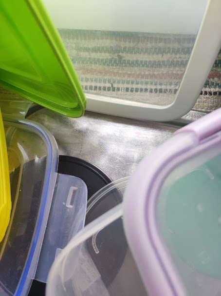 Silikoni, plastmasa, kas nonāk saskarē ar pārtikas produktiem. Silikoni atšķiras no plastmasas ar cietu apvalku, hermētiski noslēgti, lietojami mikroviļņu krāsnī, mazgājami trauku mazgājamajā mašīnā.
