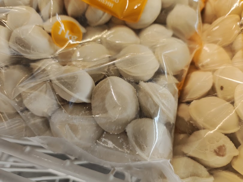 Название и адрес производителя Идентификация продукта (описание, номер артикула и т. д.) для обеспечения прослеживаемости, среди прочего Подтверждение того, что продукт соответствует Регламентам 1935/2004 и 10/2011 Информация о пределах миграции и характеристиках используемых веществ о пищевых добавках Декларация о соответствии Их необходимо перечислить поименно, так как общая концентрация не должна быть слишком высокой Технические характеристики для использования Для какого типа продуктов питания подходит рассматриваемый материал Как долго материал может контактировать с пищевыми продуктами При какой максимальной температуре материал пригоден для контакта с пищевыми продуктами В каком соотношении состав материала был испытан и признан пригодным