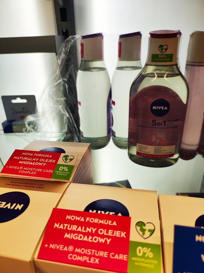 Neparedzētu vielu klātbūtne kosmētikas līdzekļos, piemēram, piemaisījumi un pēdas, var ietekmēt gatavā produkta drošību. Kosmētikas līdzekļa drošības pārskatā jāiekļauj dati par izejvielu (vielu un maisījumu) tīrību un toksikoloģiski nozīmīgu neparedzētu vielu identifikāciju. Šīs vielas jāņem vērā, novērtējot produkta drošumu.